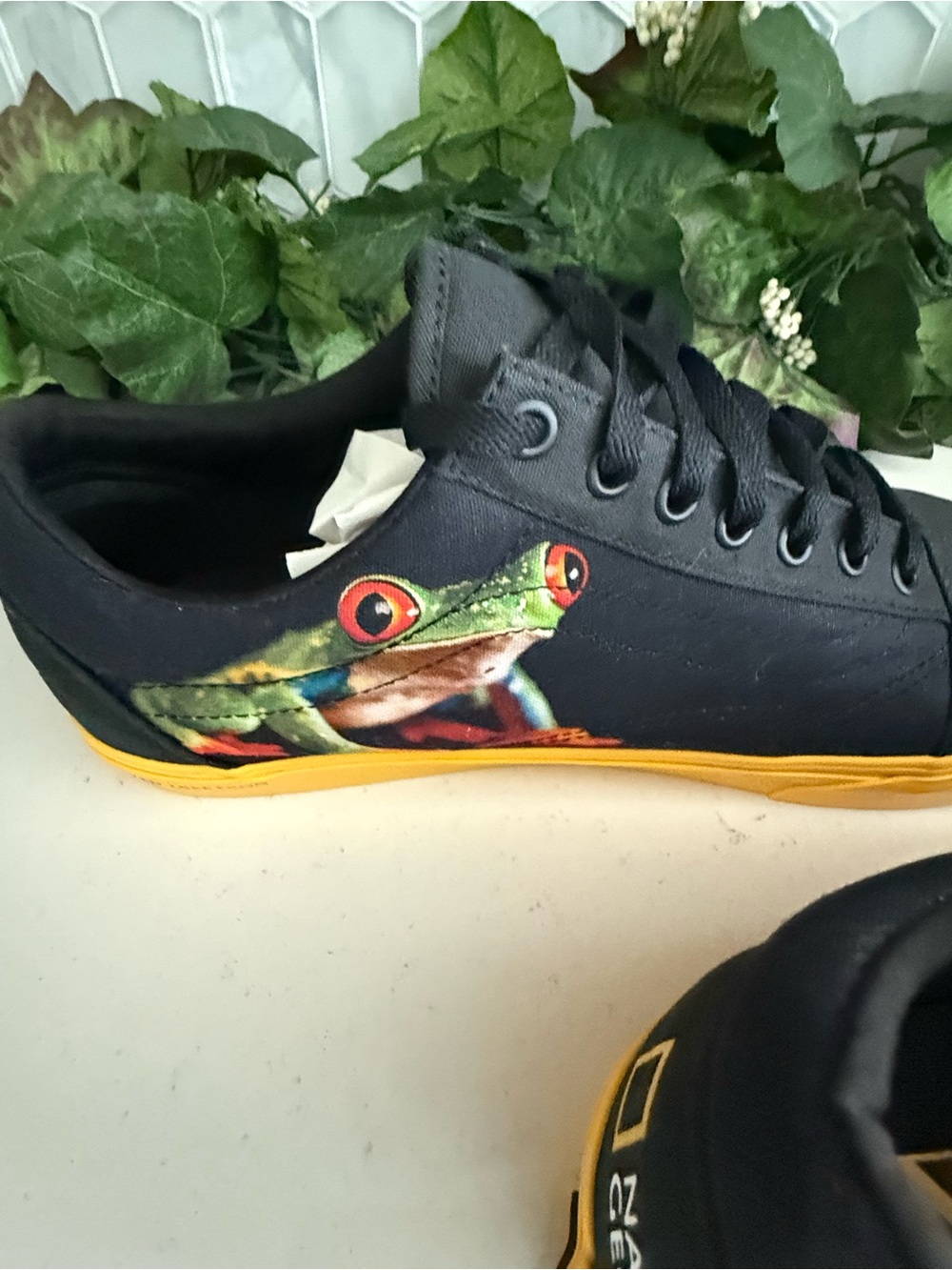 National Geographic Mens Photo Ark Black & Yellow Shoes Snake & Frog Design - Picture 7 of 16